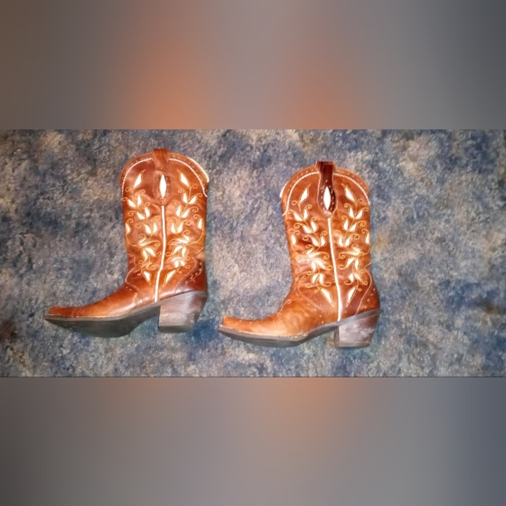 Women's Ariat cowgirl boots